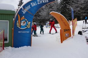 Im Junior Ski Zirkus kommen kleine und große Kinder voll auf Ihre Kosten