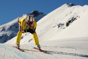 Das Internationale Inferno-Rennen Mürren ist ein anspruchsvolles alpines Skirennen, bei dem die Teilnehmer eine 14,9 Kilometer lange Abfahrt bewältigen.