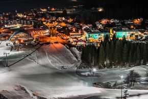 Auf der längsten (2,2 Kilometer) und breitesten Flutlichtpiste der Alpen werden auch abends die Hüften geschwungen.