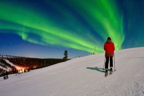 Zwischen September und März erscheinen in Saariselkä die Nordlichter über dem Horizont.
