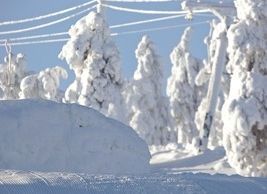 Im Snowboard-Park springen Freestyler über Hindernisse inmitten der finnischen Wildniss.
