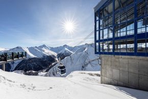 Von der doppelstöckigen Pendelbahn ab Samnaun‑Ravaisch gelangt man in wenigen Minuten zum Alp Trider Sattel, einem der zentralen Zugänge zur Silvretta Arena.