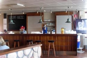 In dem Restaurant bei der Kasse!