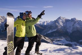 Freestyler und Snowboarder können sich im Snowpark austoben.