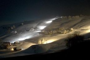 Von Montag bis Samstag ist in Hofsgrund Nachtskifahren möglich.