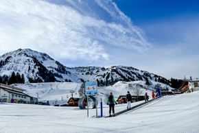 Blick auf das Kinderland mit kostenlos nutzbaren Förderbändern und Skikarussell.