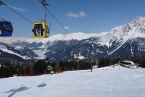 Die Gondelbahn bringt die Skifahrer bequem in das Skigebiet