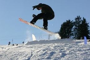 Snowboarder freuen sich über den integrierten Funpark im Skigebiet