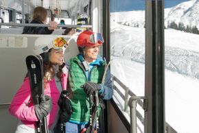 Die Standseilbahn bringt die Skifahrer hoch zur Rosshütte.