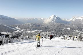 Vom Skigebiet aus hat man einen traumhaften Ausblick auf Seefeld und die umliegende Bergwelt.