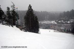 Abfahrt 1 im Osten des Skigebietes mit Blick ins Tal!
