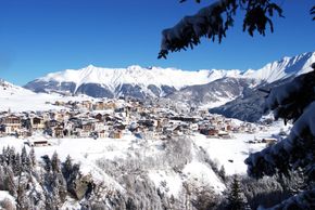 Der tiefverschneite Skiort Serfaus.