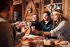 Zwischendurch kann man den Hunger mit einer Tiroler Bretteljause in einer der urigen Hütten stillen.
