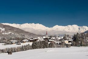 Der Ort Mieders liegt idyllisch im Stubaital unweit von Tirols Landeshauptstadt Innsbruck. Im Hintergrund ist die Nordkette zu erkennen.