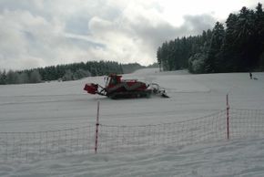 Für beste Bedingungen sorgen die Pistenfahrzeuge des SC Burbach.