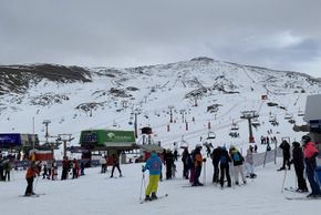 Die Talstation im Skigebiet ist auch bei bewölktem Wetter gut besucht.
