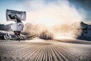 Über 500 Beschneiungsanlagen greifen Frau Holle unter die Arme.