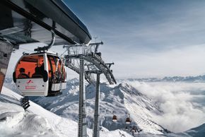 35 Lifte und Bahnen bringen die Wintersportler hoch zu den Pisten.