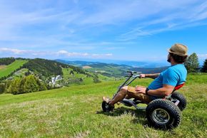 Das neue Highlight für Jung und Alt auf der Simonhöhe: Erlebe mit den Mountaincarts actionreiche Abfahrten am Hocheck!