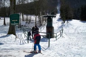 Zu sehen ist die Talstation des Skilifts A im Skigebiet Simmelsberg.