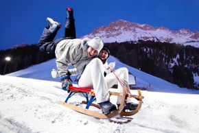 Bei Flutlicht kann man abends im Skigebiet Obereggen nicht nur Skifahren, sondern auch Rodeln.