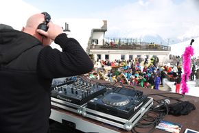 Beim St. Moritz Music Summit legen bekannte DJs wie beispielsweise DJ Castle in der Sternbar für das begeisterte Publikum auf.
