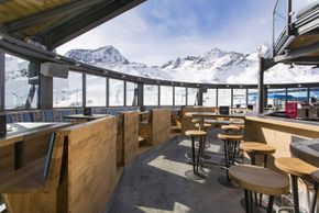Das Schneekristall Pavillon mit geöffnetem Dach bei schönem Wetter