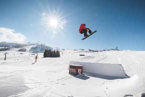Freestyler nutzen den High Five Snowpark.