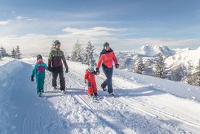 Winterwandern mit grandiosem Panoramblick auf der Steinplatte in Waidring.