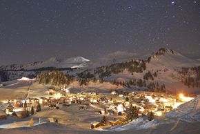 Das Bergdorf Stoos bei Nacht.