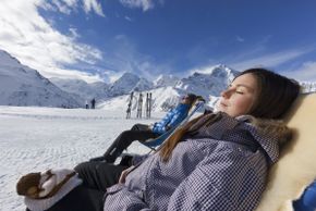 Im Liegestuhl die Wintersonne genießen