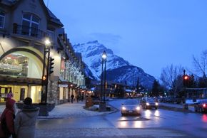 Die Banff Avenue in der Dämmerung - hier noch etwas ruhiger zu sehen, geht abends die Post ab.