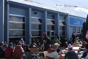 Auf der großen Sonnenterrasse können Skifahrer die legendären heißen Schokoladen genießen.