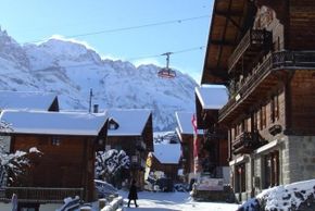 Blick auf eine Dorfstraße im bezaubernden Örtchen Champéry in Portes du Soleil.