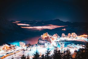 Mitten durch den Ort führen die Skipisten im Bergdorf Avoriaz auf 1800 Metern.