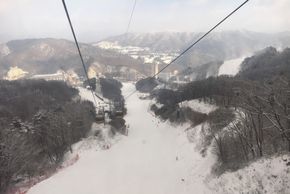 Blick aus der einzigen Gondel im Skigebiet auf die Pisten.