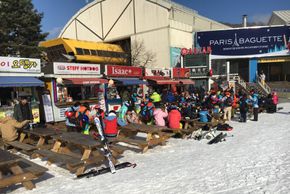 An Essensständen an der Talstation der Gondel können sich die Wintersportler stärken.