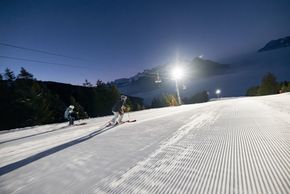 Jeden Freitag wird am Pizol unter Flutlicht gefahren – 3,5 beleuchtete Pistenkilometer sorgen für Nachtskilauf-Atmosphäre.