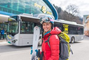 Entweder du kommst direkt mit dem Auto zur Talstation der Planai oder nimmst bequem den Skibus.