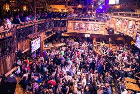 Am Fuß der Planai hat sich die “Hohenhaus Tenne” längst als Europas größte Après-Ski-Hütte etabliert.