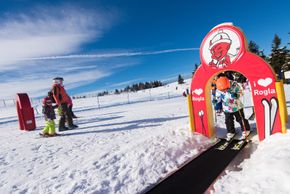 Auf der Kinderpiste lernen die Kleinen das ABC des Wintersports.