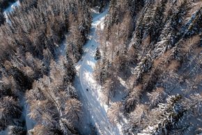 Drohnenaufnahme über dem Skigebiet Rosskopf
