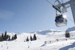 Mit der 8er-Kabinenbahn geht es den Berg hinauf.