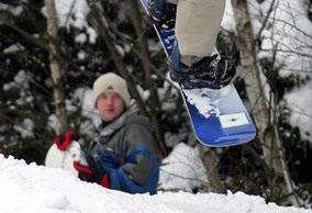 Snowboarder toben sich in der Snowboardarea am Lift1 aus