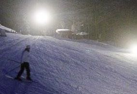 Skifahren ist am Ravensberg dank der Flutlichtanlage auch in den Abendstunden noch möglich