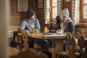 Genussvolle Pausen auf der Reiteralm – urige Hütten laden zum Einkehrschwung mit regionalen Spezialitäten ein.