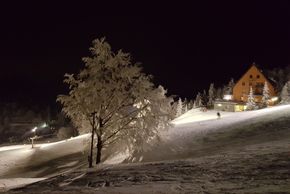 Jeden Mittwoch, Samstag und Freitag kann auch nach Einbruch der Dunkelheit die Piste erkundet werden