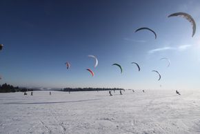 Dutzende Snowkiter versammeln sich im Skigebeit Wasserkuppe um die optimalen Windverhältnisse zu nutzen.