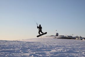 Über die Piste lässt sich dieser Snowkiter vom Wind heben. Ein unbeschreibliches Abenteuer!