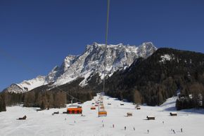 Skifahren mit Traumpanorama kann man in Ehrwald am Fuße der Zugspitze